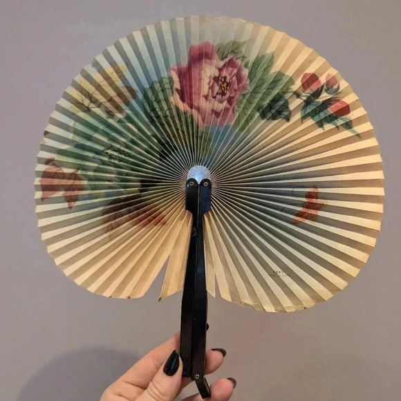 Vintage floral paper fan - Picture 1 of 9